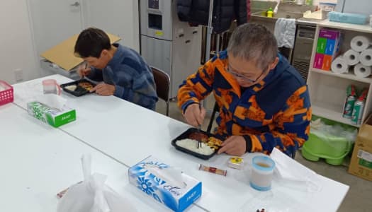 お弁当を食べている様子