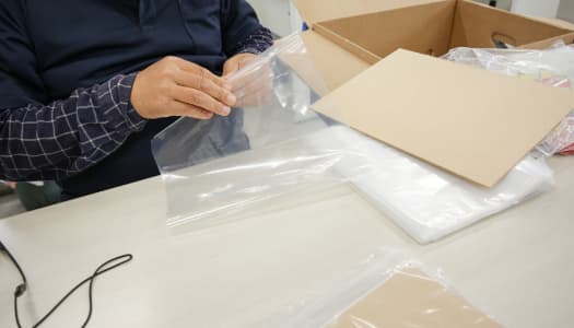 内職をしている様子