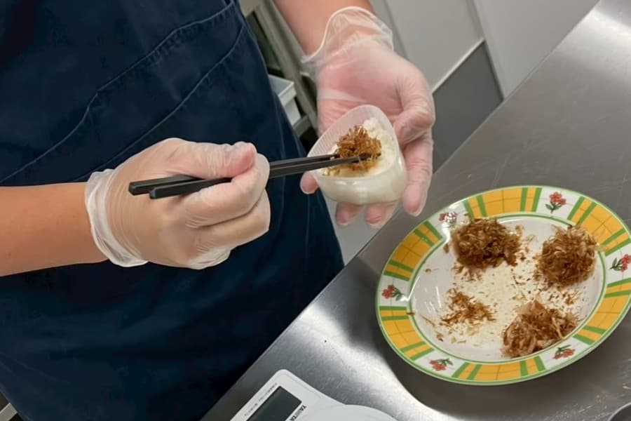 おにぎりを作っている様子