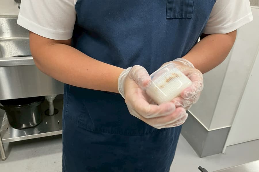 おにぎりを握っている様子