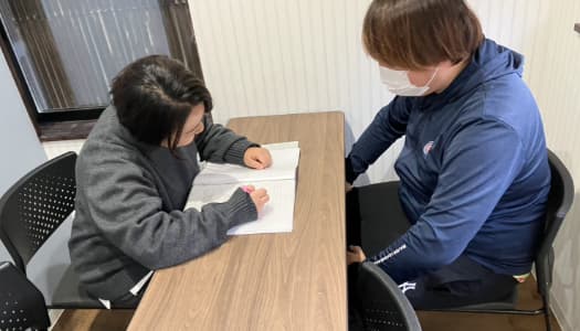 支援センターで相談している様子