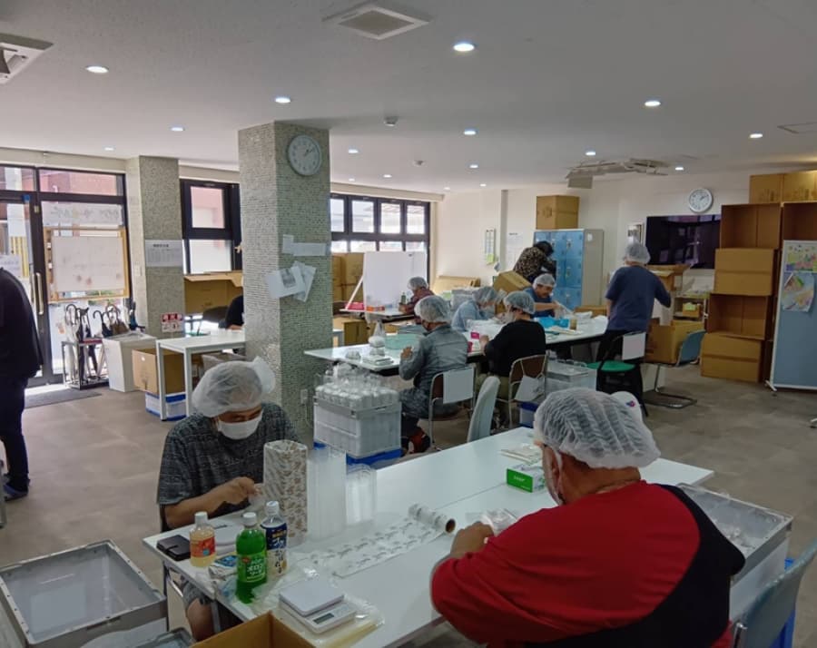 利用者が作業をしている風景